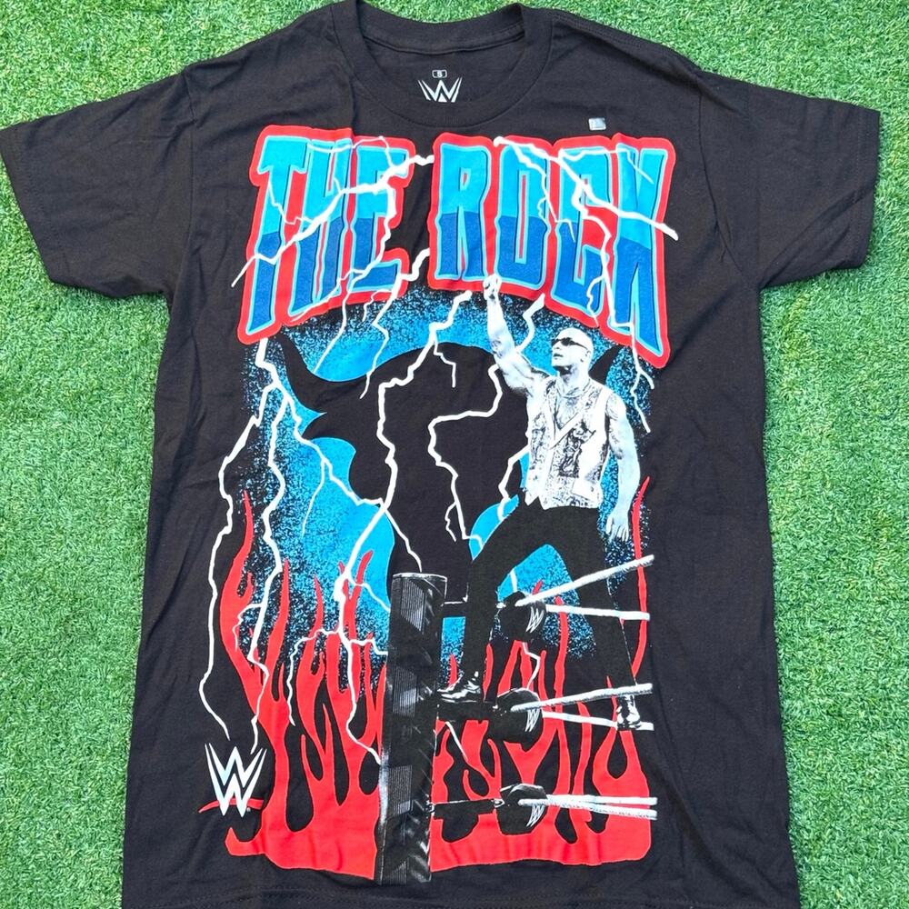 WWE The Rock T Shirt Black Graphic Tee New With Officially Licensed Sticker